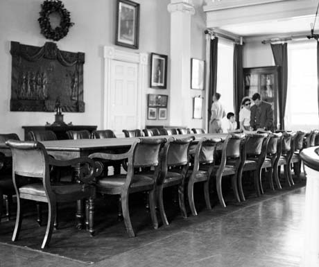 grayscale photograph:conferance chamber