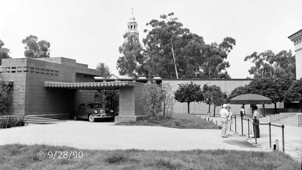 B/W photo: Parking area and entrance of Usonian Home exhibit with California Tower in distance - Embedded text: 9/28/90