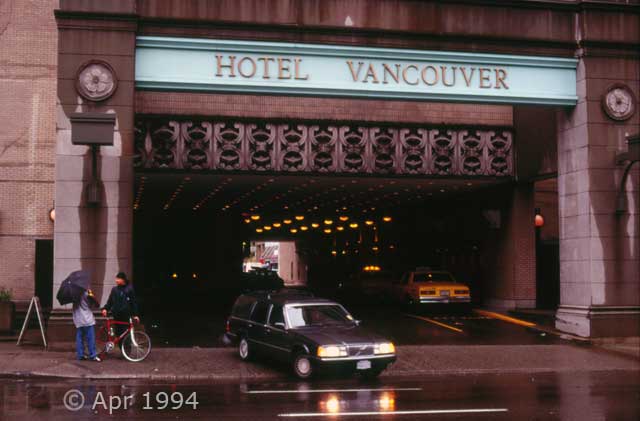 Color photo: Vehicle entrance to Hotel Vancouver.- Image taken: 4/7~12/1994